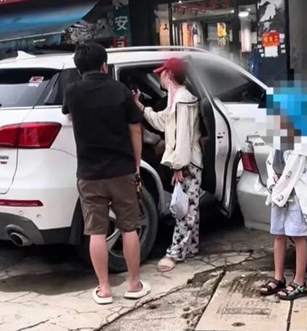 Vợ chở con đi mua rau thì bắt gặp chồng ngoại tình, bắt ghen tại trận khiến cả chợ hỗn loạn Ảnh 3
