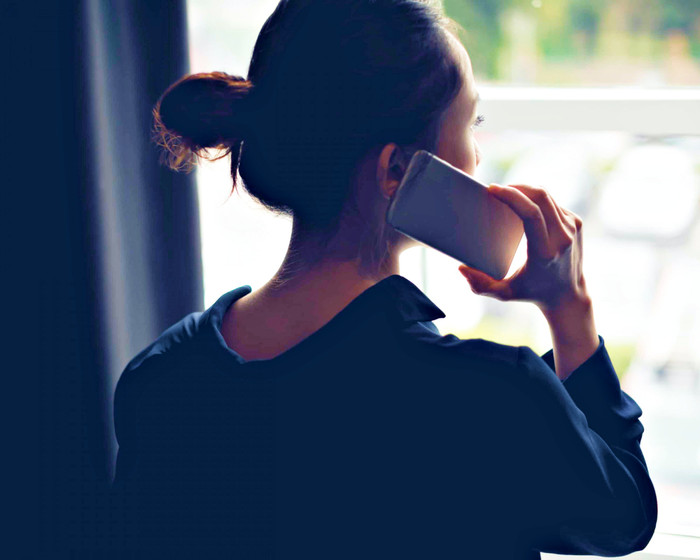 Nữ sinh viên mắc bẫy đối tượng xấu về việc trúng tuyển du học, nhắn tin yêu cầu gia đình chuyển gấp 500 triệu đồng. Ảnh minh hoạ