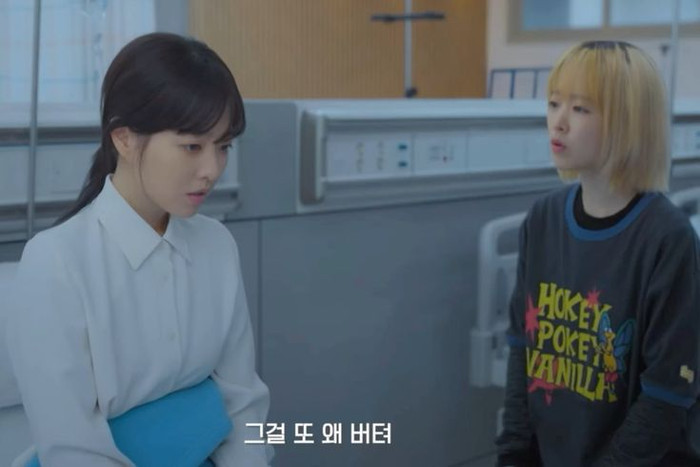 Park Bo Young phải tính toán chi tiết từng cử chỉ và vị trí để thể hiện rõ nét sự khác biệt giữa hai nhân vật. (Ảnh: tvN)