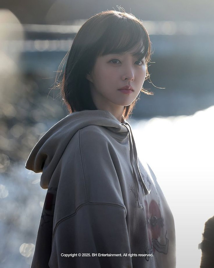The Korea Times nhấn mạnh vai diễn kép của Park Bo Young không chỉ là kỹ thuật diễn, mà còn là sự thấu hiểu sâu sắc tâm lý con người, đặc biệt là những người trẻ đang chật vật giữa thành phố xô bồ. (Ảnh: tvN)