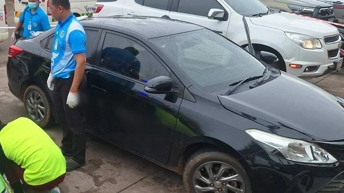 Chiếc ô tô nổ máy 17 tiếng nhưng không chạy, người dân bàng hoàng khi kiểm tra bên trong Ảnh 2
