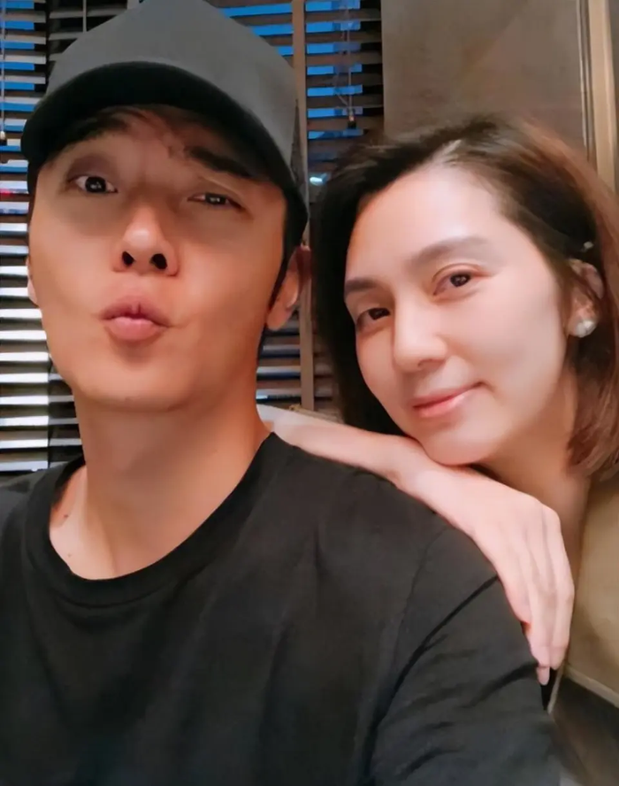 Dù đối mặt với không ít lời cảnh báo từ bạn bè và thậm chí là scandal liên quan đến chồng trẻ, Hồng Hân vẫn thể hiện sự kiên định đáng nể, chọn cách đứng vững để bảo vệ hạnh phúc gia đình. (Ảnh: Tencent)