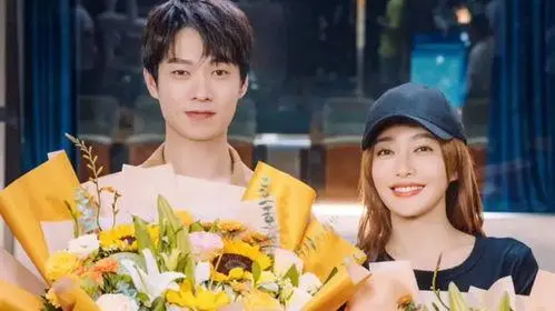 Sau khi trải qua hai mối quan hệ không thành, Tần Lam đã độc thân được ba năm. Mãi cho đến khi cô chụp cùng khung hình với Ngụy Đại Huân, mọi người mới phát hiện ra rằng cô cũng đã gia nhập hàng ngũ 'tình chị em'. (Ảnh: Tencent)