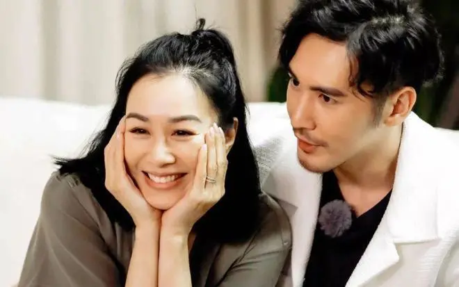  Chung Lệ Đề từng nghẹn ngào trong chương trình: 'Tôi đã từng mất niềm tin vào hôn nhân, và chính anh ấy đã khiến tôi tin tưởng vào gia đình mình một lần nữa.' (Ảnh: Tencent)