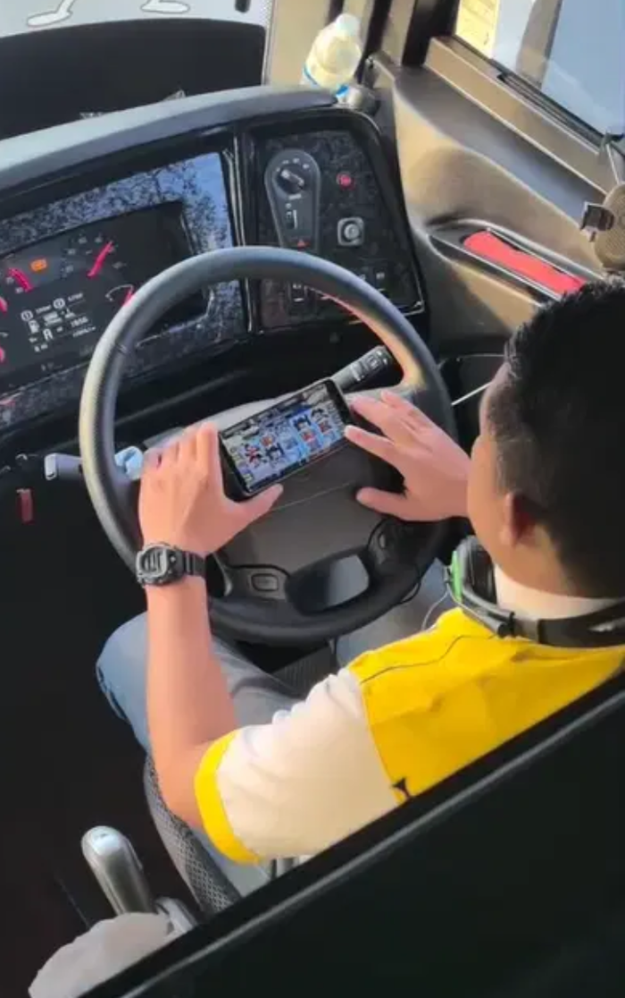 Nam tài xế gây phẫn nộ khi vừa lái xe vừa chơi game, hành khách hoảng hốt Ảnh 1