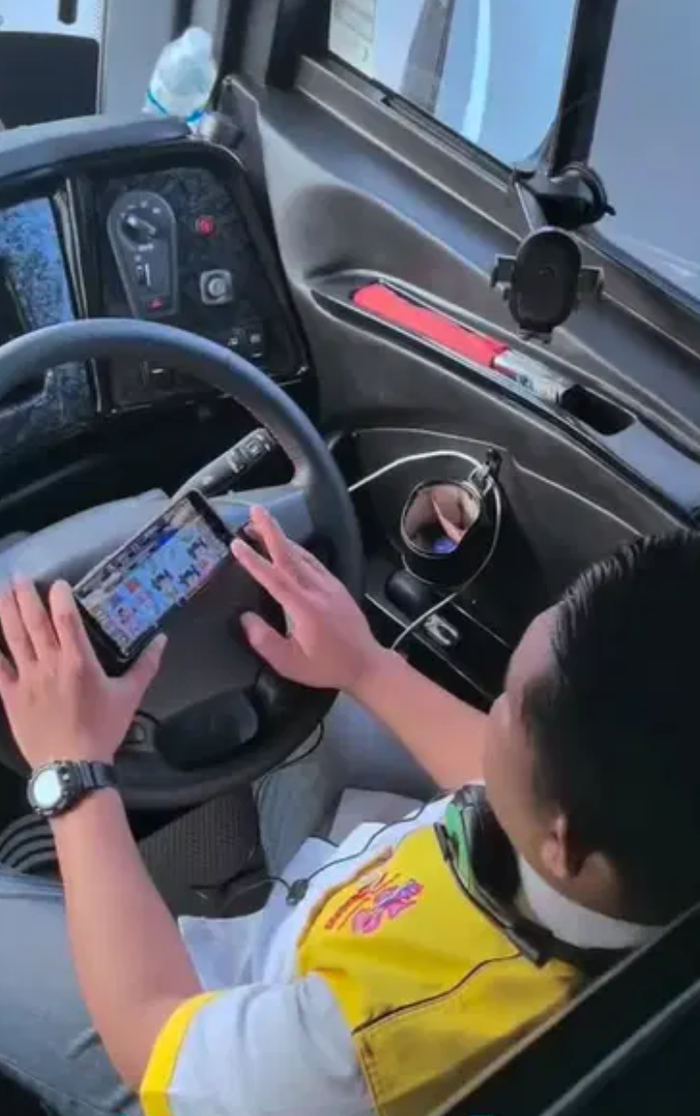 Nam tài xế gây phẫn nộ khi vừa lái xe vừa chơi game, hành khách hoảng hốt Ảnh 2