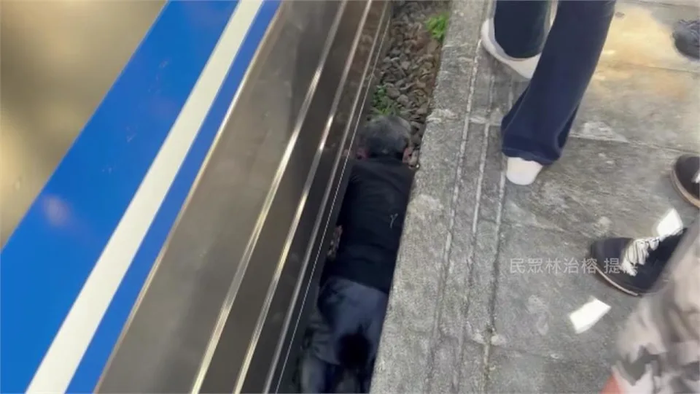 Người đàn ông say xỉn rơi xuống đường ray tàu lửa, thoát chết thần kỳ Ảnh 1