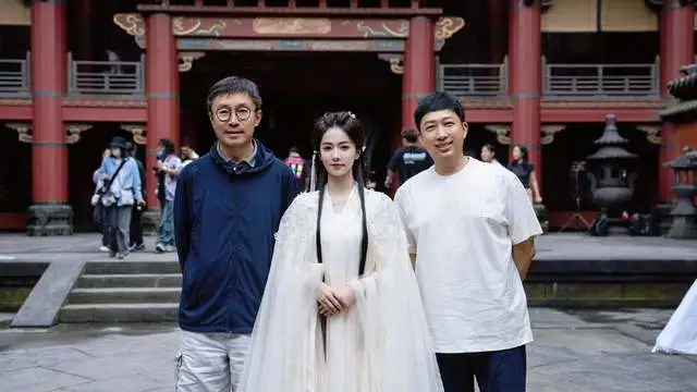 Trong cuộc tranh cãi, fan của Bạch Lộc đã tràn vào weibo của Vũ Chính yêu cầu anh kiện fan của Nhậm Gia Luân. Vũ Chính hoàn toàn có thể bỏ qua những bình luận này, nhưng anh ấy cũng trả lời, và nội dung câu trả lời đã trực tiếp dẫn đến mâu thuẫn leo thang giữa hai bên. (Ảnh: Tencent)