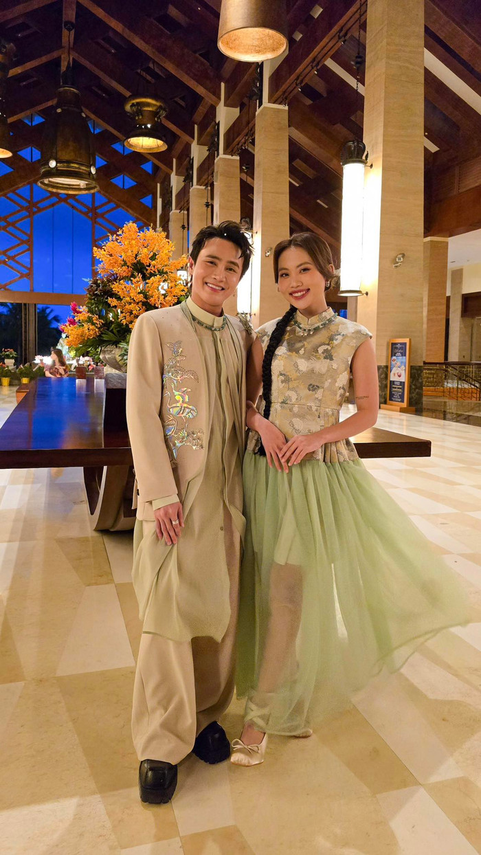 Đạo diễn Huỳnh Lập và Phương Mỹ Chi đến nơi sau khi vượt gió vượt mưa. Ảnh: FBNV