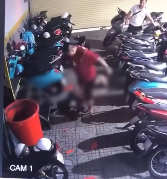 Camera ghi lại khoảnh khắc nam thanh niên đánh, đá thiếu niên ở khu vực để xe của tiệm game. 