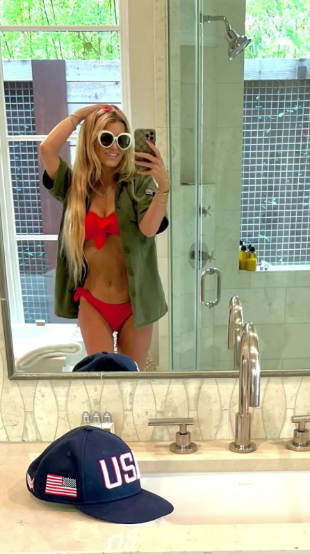 Vóc dáng nóng bỏng trong bộ bikini đỏ được nữ ca sĩ đăng tải. (Ảnh: FBNV)