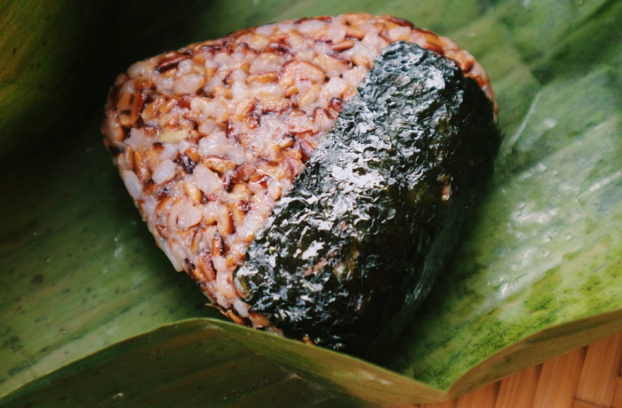 Việc nấu cơm nắm bằng gạo lứt có thể cân bằng dinh dưỡng khi đưa vào thực đơn bữa sáng hằng ngày. Ảnh: Saffron