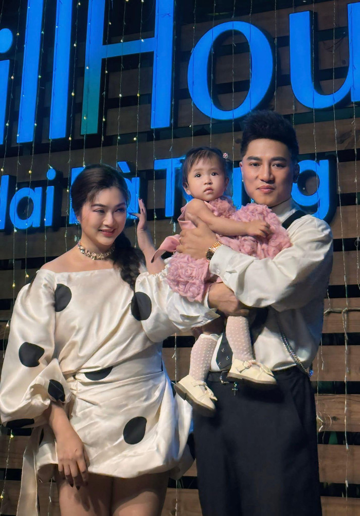 Thanh Trúc và Châu Khải Phong trong tiệc thôi nôi làm ở nhà hàng lớn với sự góp mặt của hai bên gia đình cùng bạn bè thân thiết. Ảnh: Facebook Nhật Kim Anh