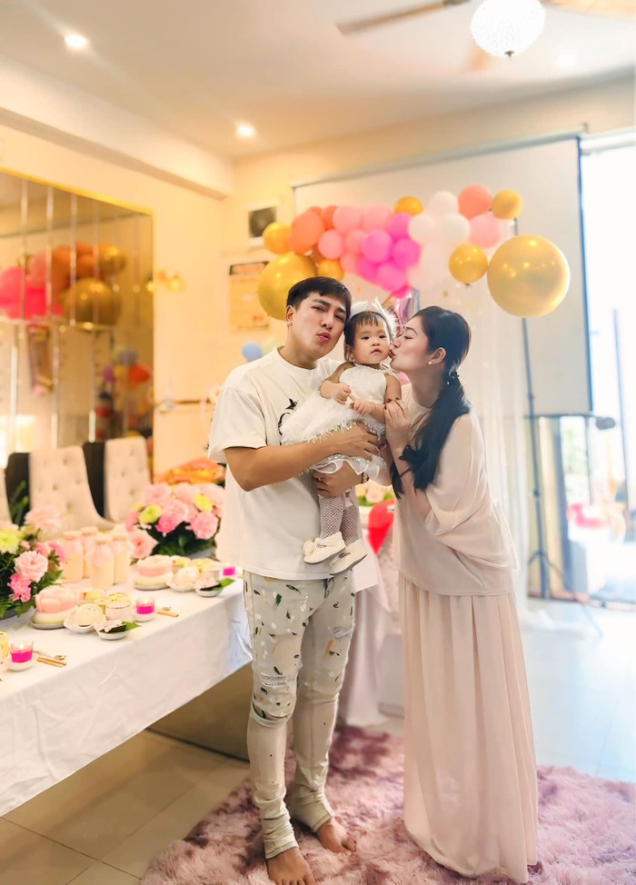 Thanh Trúc lần đầu công bố ảnh gia đình là khi làm tiệc thôi nôi cho con gái. Ảnh: FBNV
