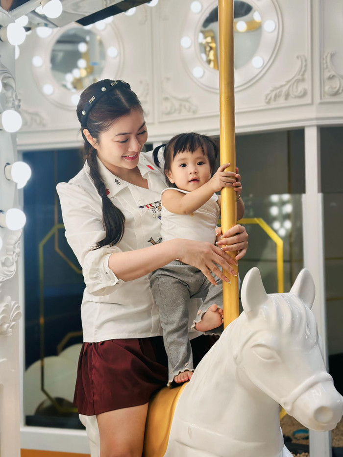 Thanh Trúc trước khi công khai chồng chỉ đăng ảnh chụp chung với con gái. Ảnh: FBNV