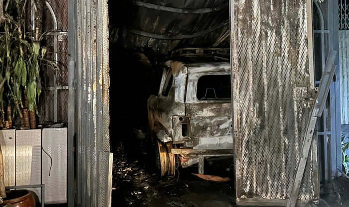 Một ô tô cháy trơ khung. Ảnh: báo Thanh Niên