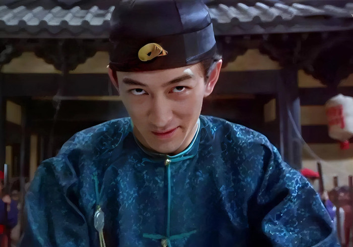 Vừa cố thoát khỏi vai phản diện, nam diễn viên bị lừa đóng phim cấp 3. (Ảnh: Sohu)