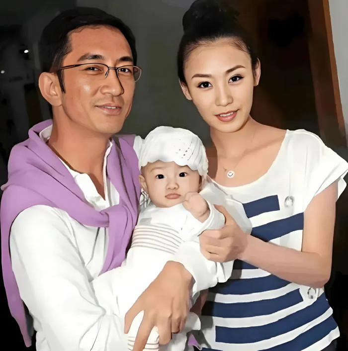 Ngô Khải Hoa có 2 cuộc hôn nhân tan vỡ. (Ảnh: Sohu)