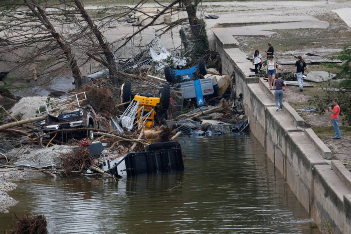 Các mảnh vỡ chất đống sau trận lũ quét ở Kerrville, Texas, vào thứ Bảy. | REUTERS