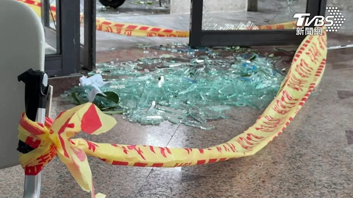 Một trường Đại học tan hoang sau bão Danas: Kính vỡ nát, sinh viên trải qua đêm kinh hoàng Ảnh 1