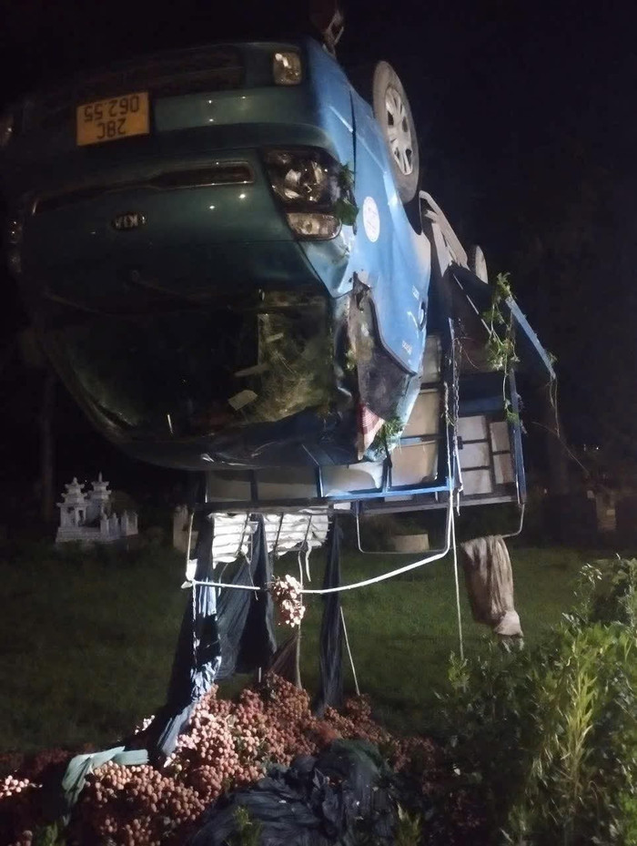 Diễn biến mới vụ người dân lấy sạch 4 tấn vải của xe tải gặp nạn ở Hà Nội Ảnh 2