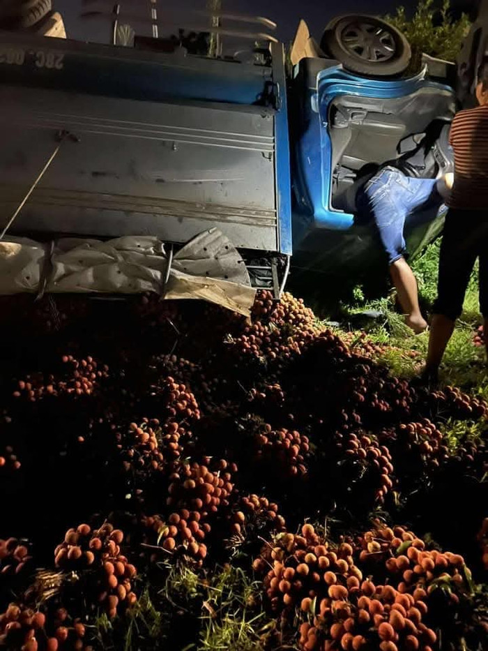 Hình ảnh thời điểm xe tải chở vải gặp nạn.