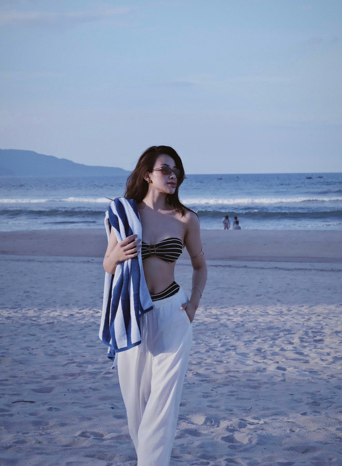 Vợ Phan Văn Đức khiến người hâm mộ “tròn mắt” khi khoe body săn chắc, vòng eo gọn gàng và làn da trắng hồng không tì vết.