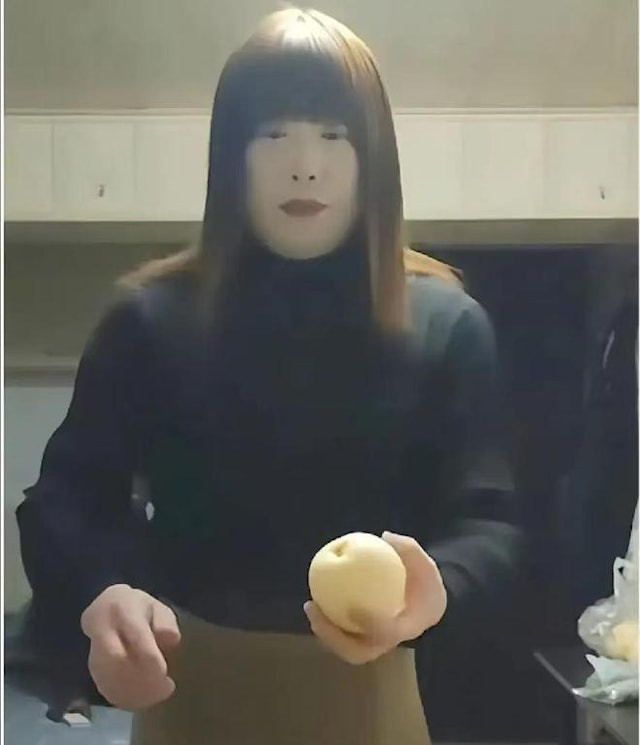 Chấn động ông cụ 60 tuổi giả gái ngủ với hơn 1600 người đàn ông, nghi quay phim đăng lên mạng Ảnh 3