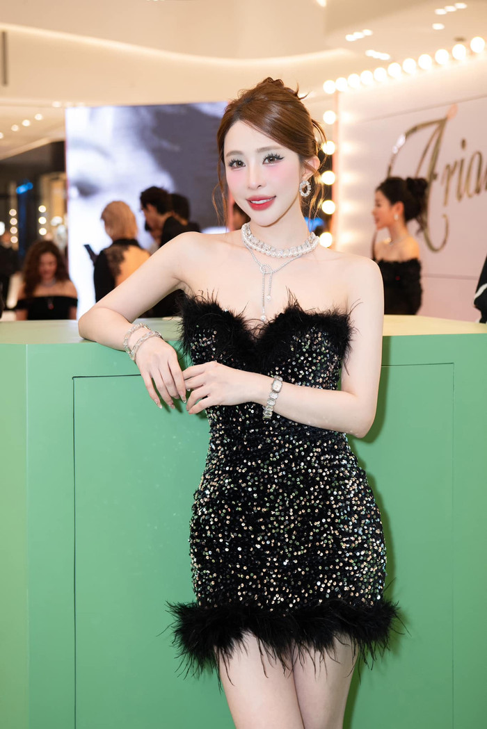 Quỳnh Nga luôn xuất hiện với diện mạo chỉn chu, xinh đẹp khi đứng trước ống kính. Ảnh: FBNV