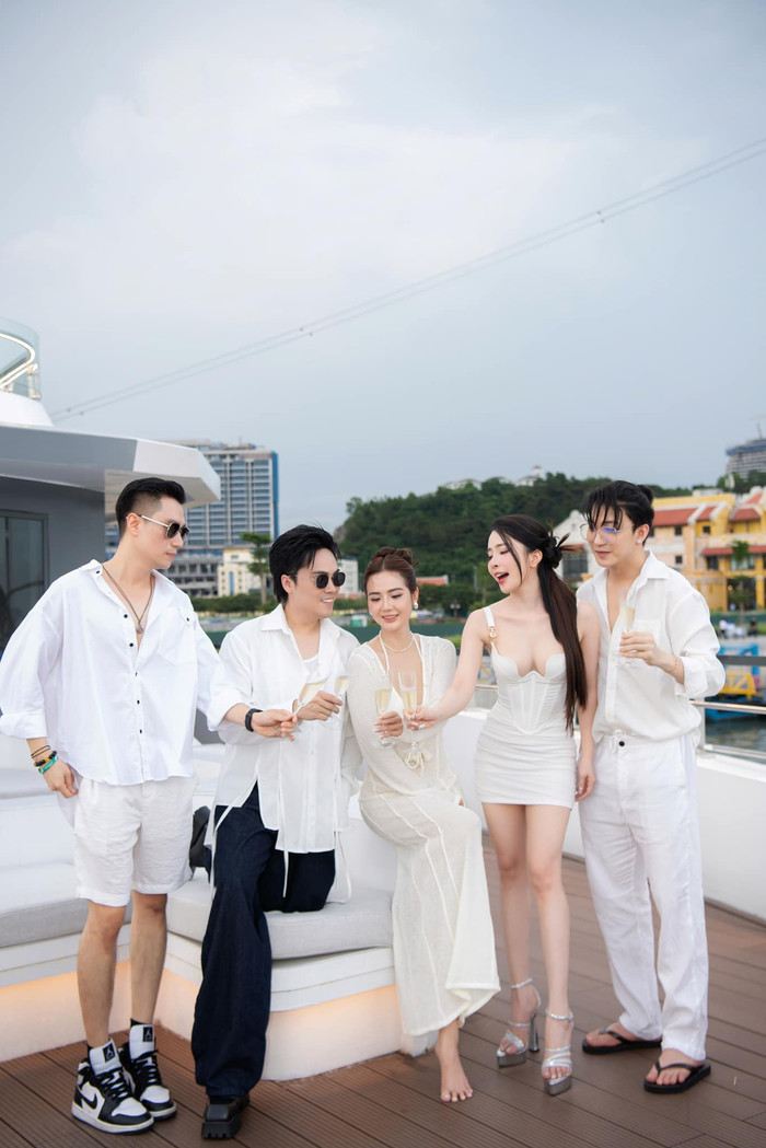 Quỳnh Nga và Việt Anh thường đi chơi chung với nhóm bạn thân thiết đều là nghệ sĩ nổi tiếng trong giới showbiz. Ảnh: FBNV