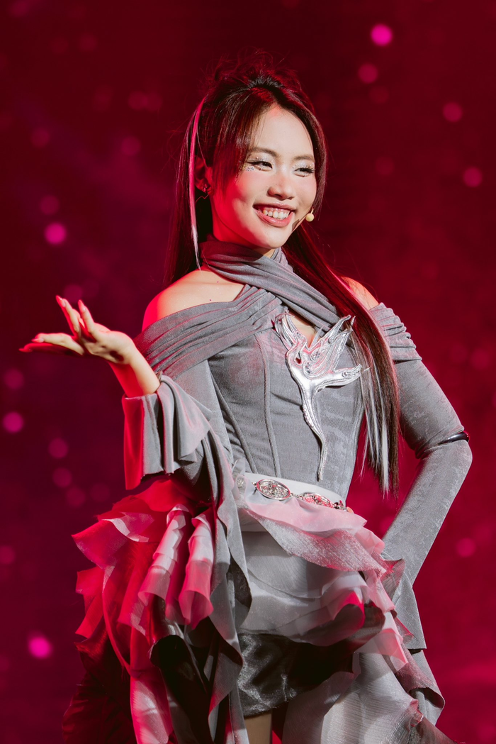 Vấn đề không nằm ở Phương Mỹ Chi mà nằm ở thị trường, rằng khi showbiz Việt thiếu những sân chơi xứng tầm cho tài năng trẻ. (Ảnh: FBNV)