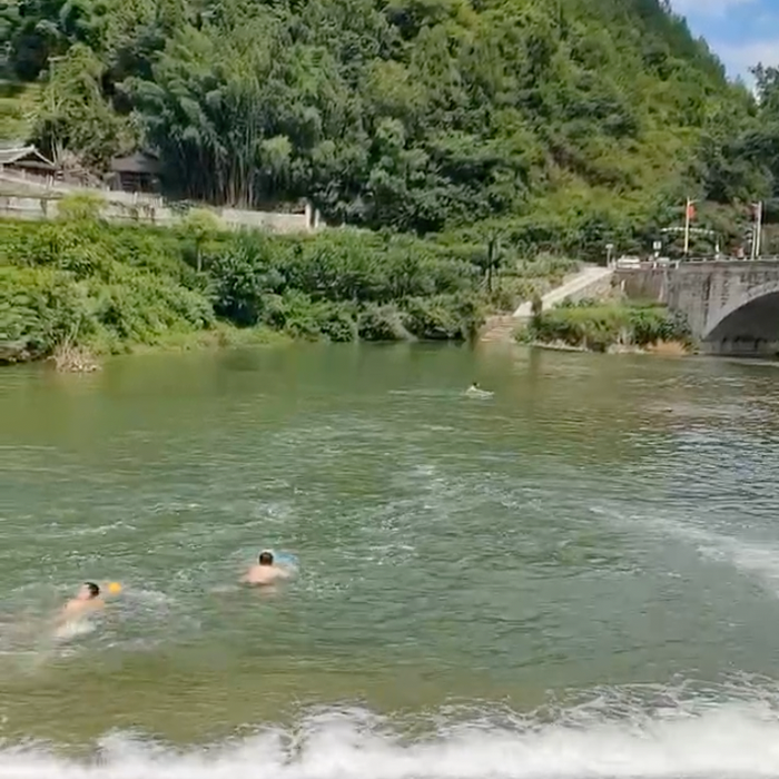 Clip: Người đàn ông cứu cô gái đuối nước nhưng cả 2 đều thiệt mạng, vợ gục ngã khi hay tin Ảnh 2