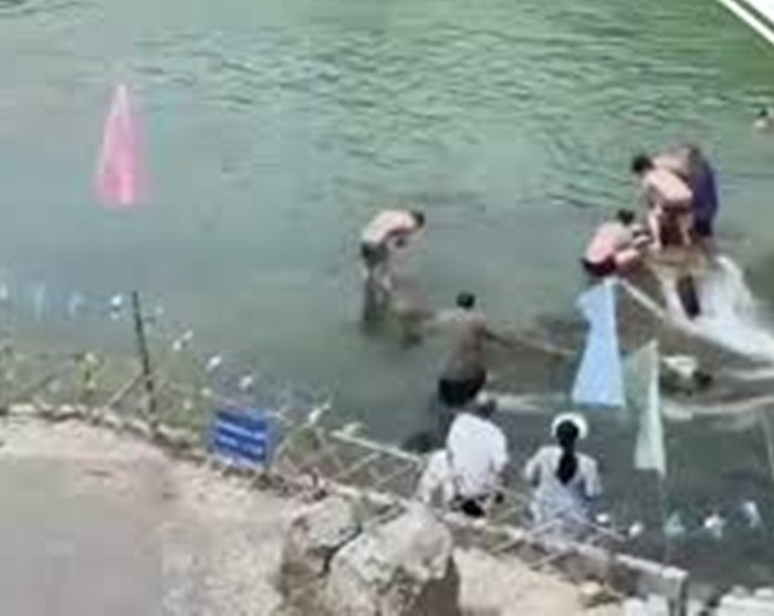 Clip: Người đàn ông cứu cô gái đuối nước nhưng cả 2 đều thiệt mạng, vợ gục ngã khi hay tin Ảnh 3