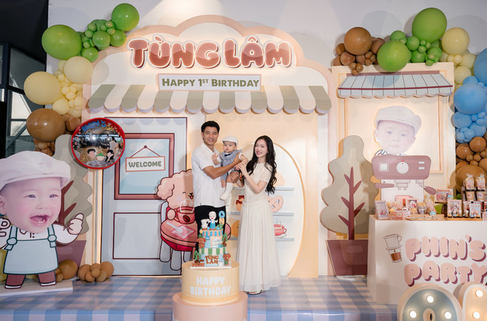 Không gian ấm cúng, ngập tràn ánh sáng tại tiệc thôi nôi của con trai Hà Đức Chinh khiến netizen vô cùng thích thú. Ảnh: FBNV