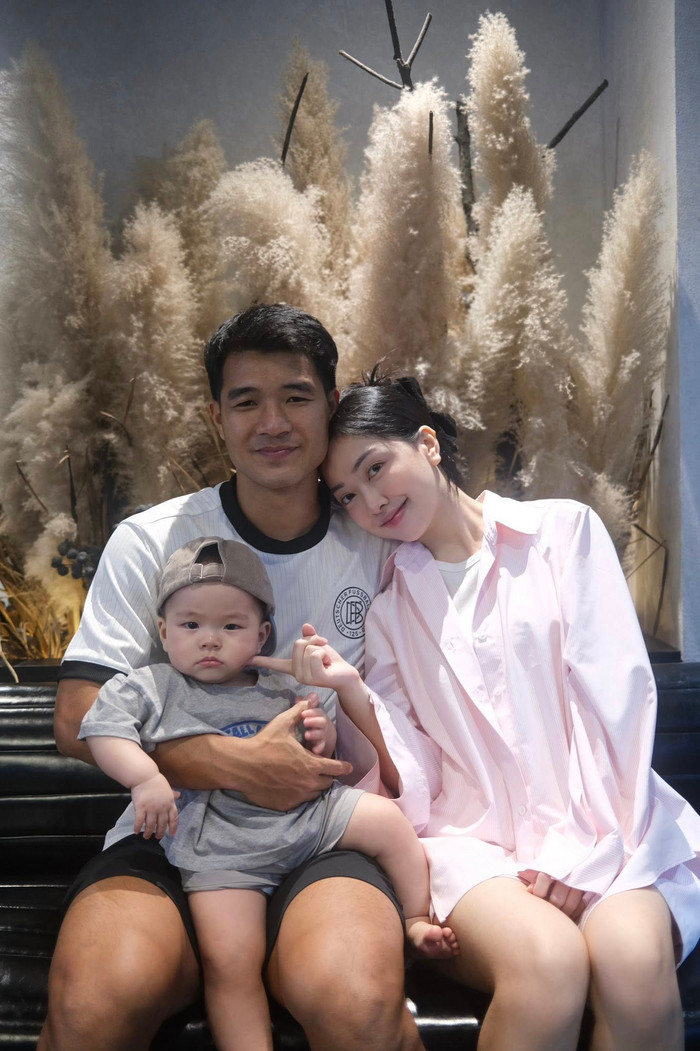 Hà Đức Chinh bên cạnh vợ và con trai. Ảnh: FBNV