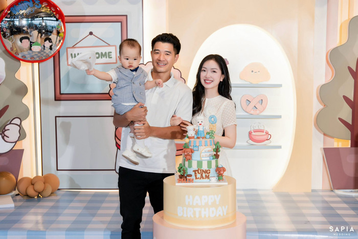 Hà Đức Chinh và Mai Hà Trang cười rạng rỡ trong tiệc sinh nhật 1 tuổi của con trai. Ảnh: FBNV