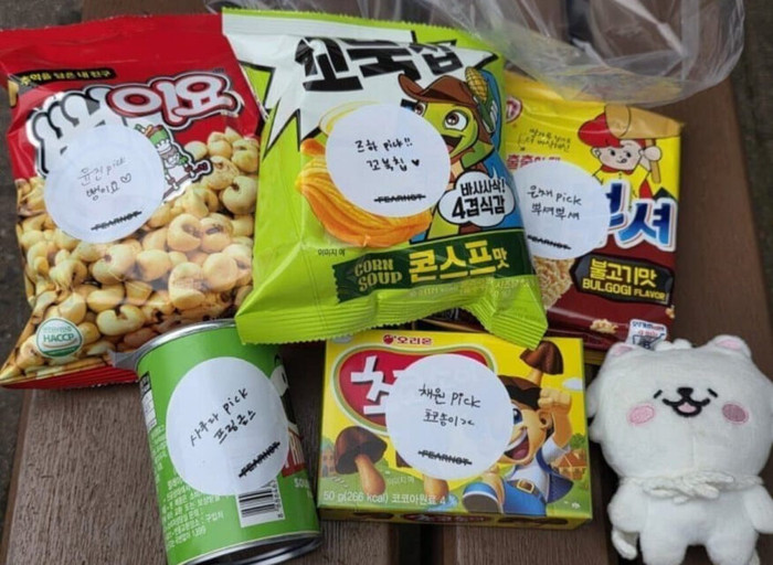 'Con cưng' HYBE bị chỉ trích thiếu tôn trọng người hâm mộ, tặng quà với giá chưa đến 20 nghìn đồng Ảnh 2