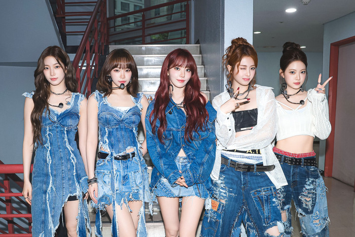 'Con cưng' HYBE bị chỉ trích thiếu tôn trọng người hâm mộ, tặng quà với giá chưa đến 20 nghìn đồng Ảnh 1