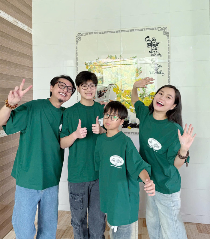 Lâm Vỹ Dạ thường xuyên chia sẻ hình ảnh hạnh phúc bên chồng và hai con. Ảnh: FBNV
