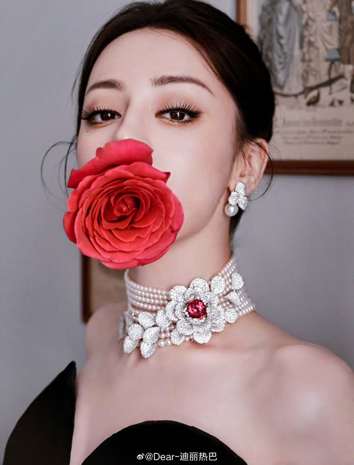 Địch Lệ Nhiệt Ba khoe cận tạo hình sắc sảo trong lần xuất hiện mới nhất. Ảnh: Weibo