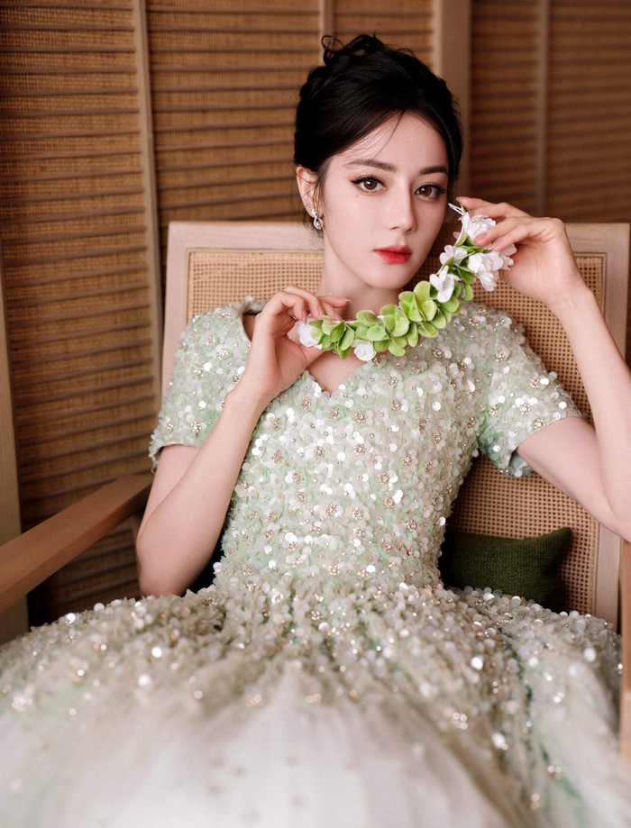 Địch Lệ Nhiệt Ba vẫn chưa giải thích thêm về nghi vấn bị chèn ép, cô chỉ tập trung vào công việc cá nhân. Ảnh: Weibo