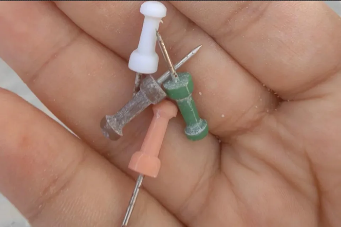 Đưa con ra công viên chơi, phụ huynh tá hỏa khi phát hiện nhiều kim nhọn lẫn trong hố cát Ảnh 1