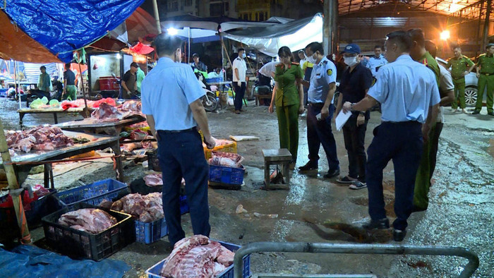 Lực lượng chức năng phát hiện nhiều thịt lợn nhiễm bệnh tiêu thụ ngoài chợ. Ảnh: Công an TP Hà Nội