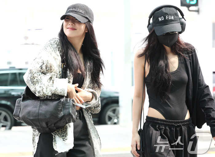 Bộ đồ hở bạo của Jennie trở nên đối lập khi Jisoo ăn diện có phần kín đáo hơn. Ảnh: News1