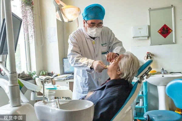 Cụ ông 77 tuổi tử vong sau khi cấy 6 implant và nhổ 12 răng Ảnh 2