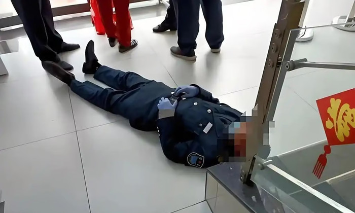 Đến ca sớm khoảng một tiếng, bảo vệ bất ngờ gục xuống rồi qua đời tại chỗ làm Ảnh 1