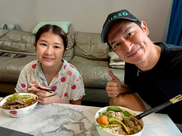 Huy Khánh thoải mái chia sẻ khoảnh khắc đời thường cùng con gái. Ảnh: FBNV