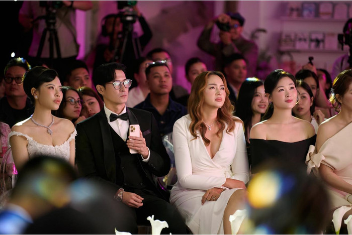 Huy Khánh và Mạc Anh Thư cùng đi xem con gái trình diễn với ánh mắt tự hào. Ảnh: FBNV