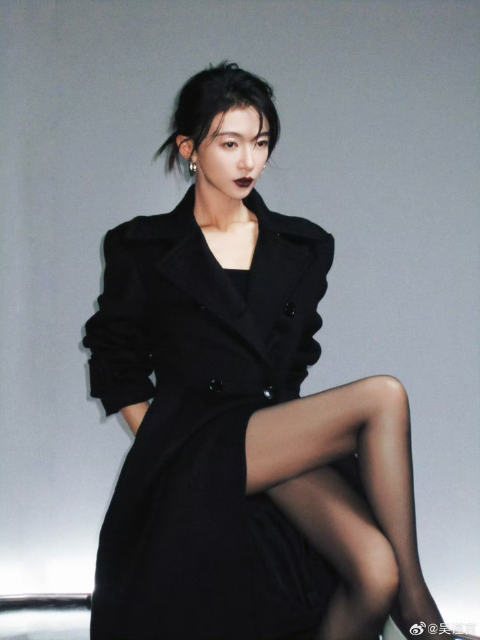 Ngô Cẩn Ngôn sở hữu đôi chân thon dài khiến khán giả trầm trồ (Ảnh: Weibo). 