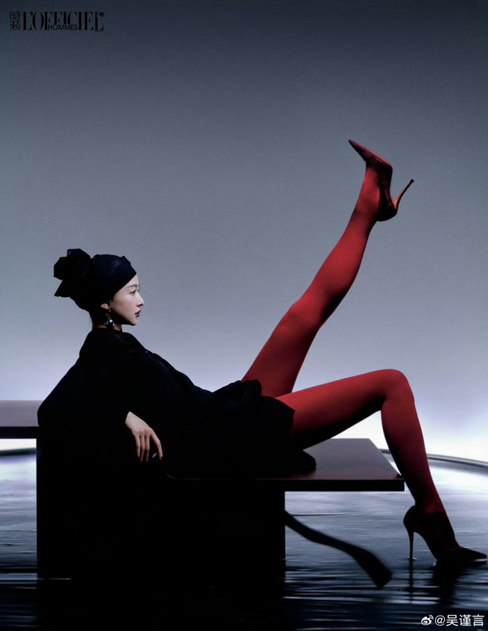 Ngô Cẩn Ngôn tạo dáng sành điệu, quyến rũ (Ảnh: L’OFFICIEL HOMMES). 